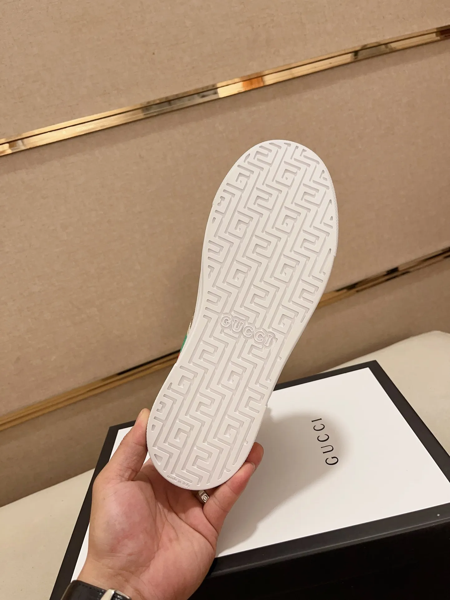 Men's shoes 💰 440 💰 High-quality new high-top GUCCI counters are on the market at the same time. The new men's shoes, 😘fabrics are selected imported cowhide, lining: sheepskin lining. 👍🏿 High-end ☄️ air-cushion molded anti-slip rubber outsole, exquisite lines, simple and elegant, comfortable and high-end for leisure travel. Code number: 38 to 44 (45 can be customized and cannot be returned or exchanged)